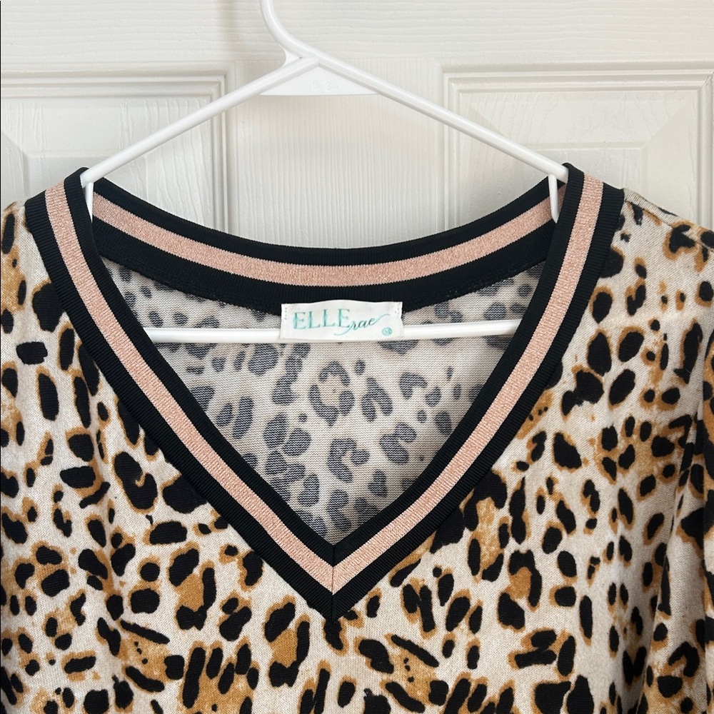 ⚜️ Leopard Print V-Neck Top - Picture 7 of 7